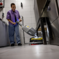 Das Bild zeigt das Produkt Kärcher Scheuersaugmaschine K Mop 46 Bp Pack Plus 36/75.