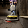 Das Bild zeigt das Produkt Kärcher Scheuersaugmaschine K Mop 46 Bp Pack Plus 36/75.